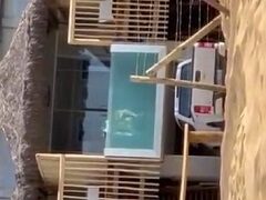 Flagra casal fodendo na piscina de vidro